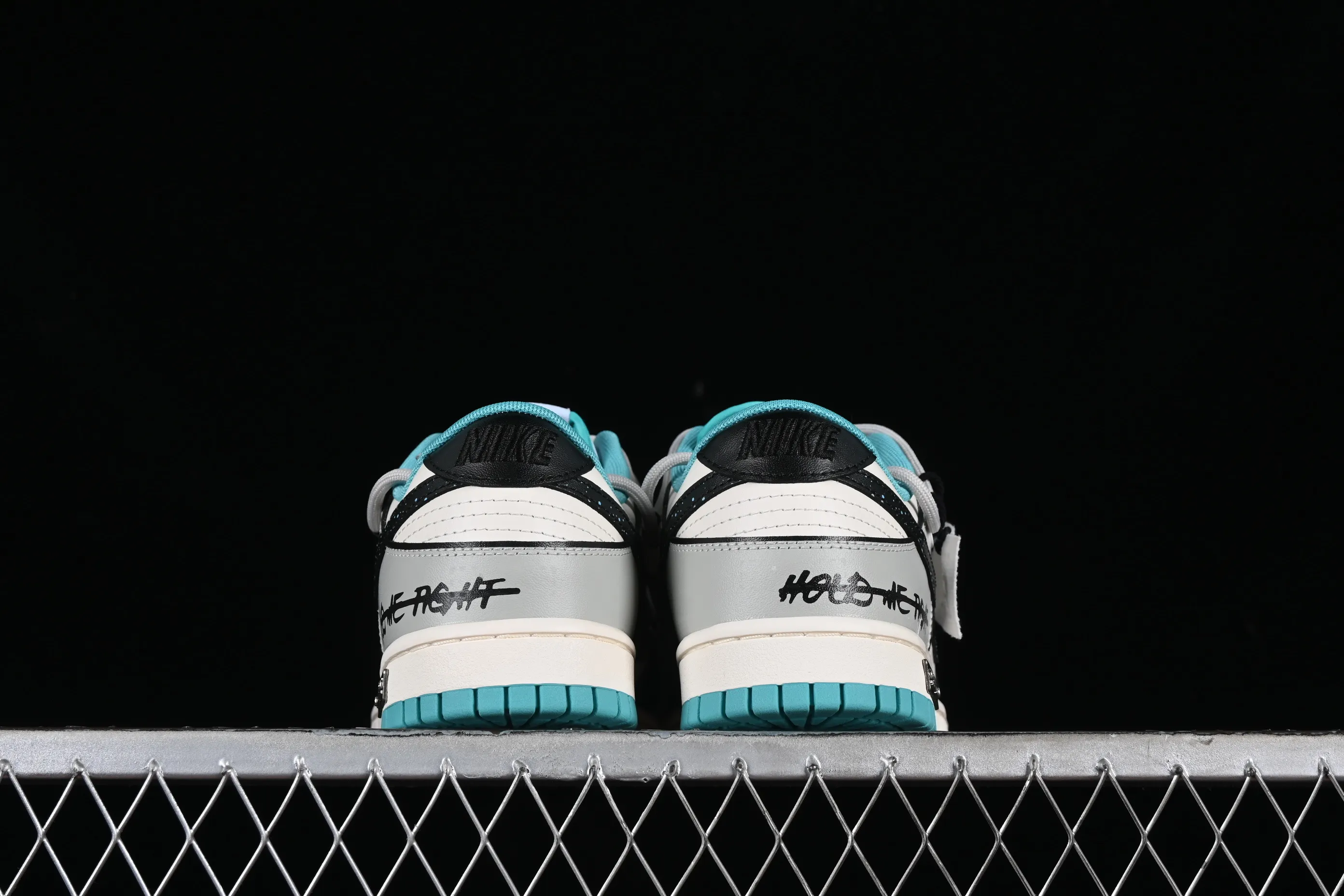 All Categories Nk SB Dunk Series Nk SB Dunk Low Low-top sneakers Nk Dunk Low Panda Prank Star Trek SB strappy low-top casual sneakers DV0833-101